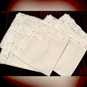 NWOT 6 Linen Napkins with 2” lace trim. Overall size of each napkin 18” square